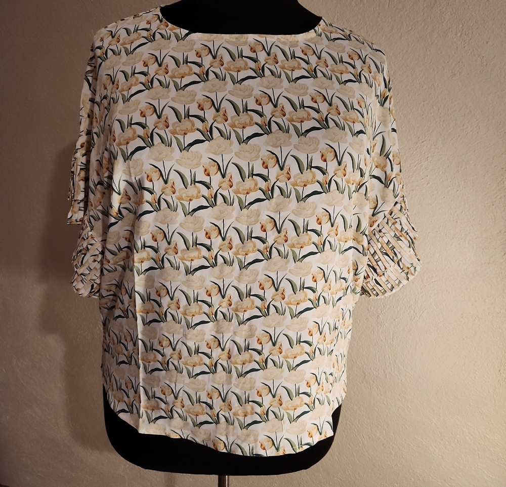 Easel Women's Cream Yellow Floral Short Sleeve Blouse Size Large NWT